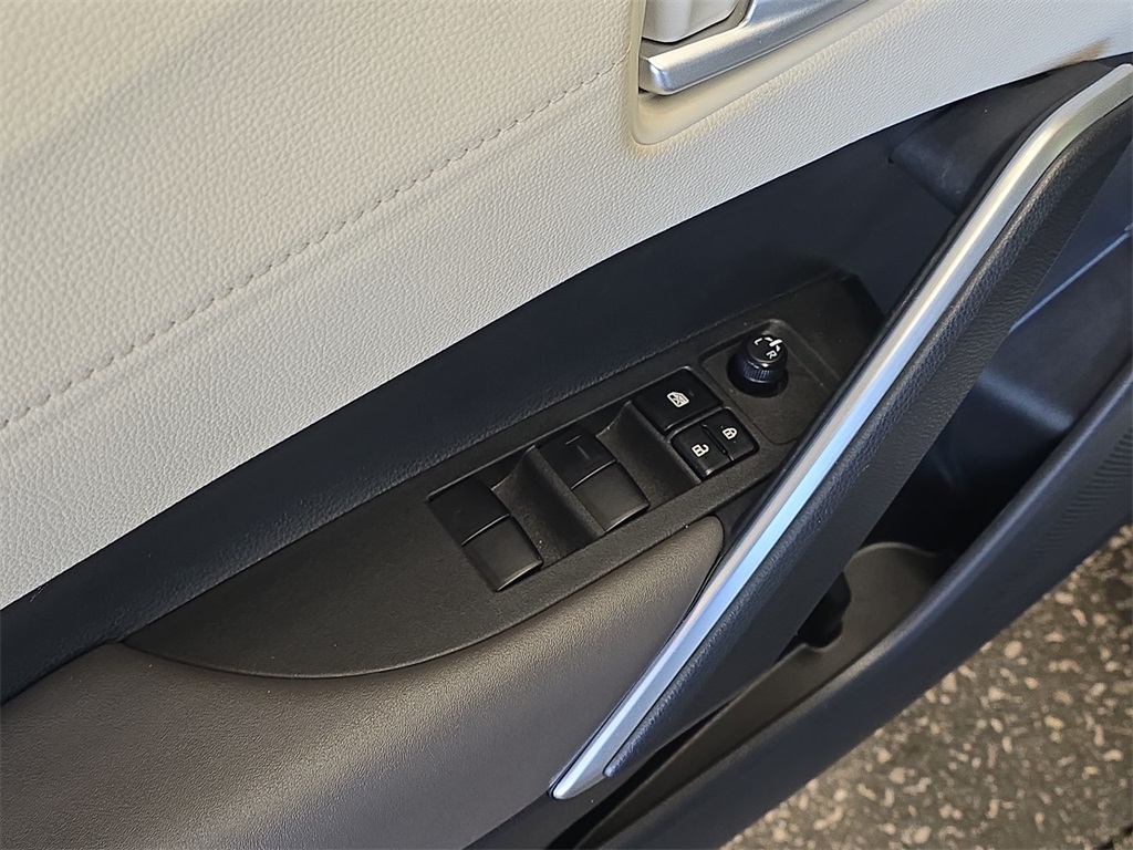 2022 Toyota Corolla Cross XLE photo 18