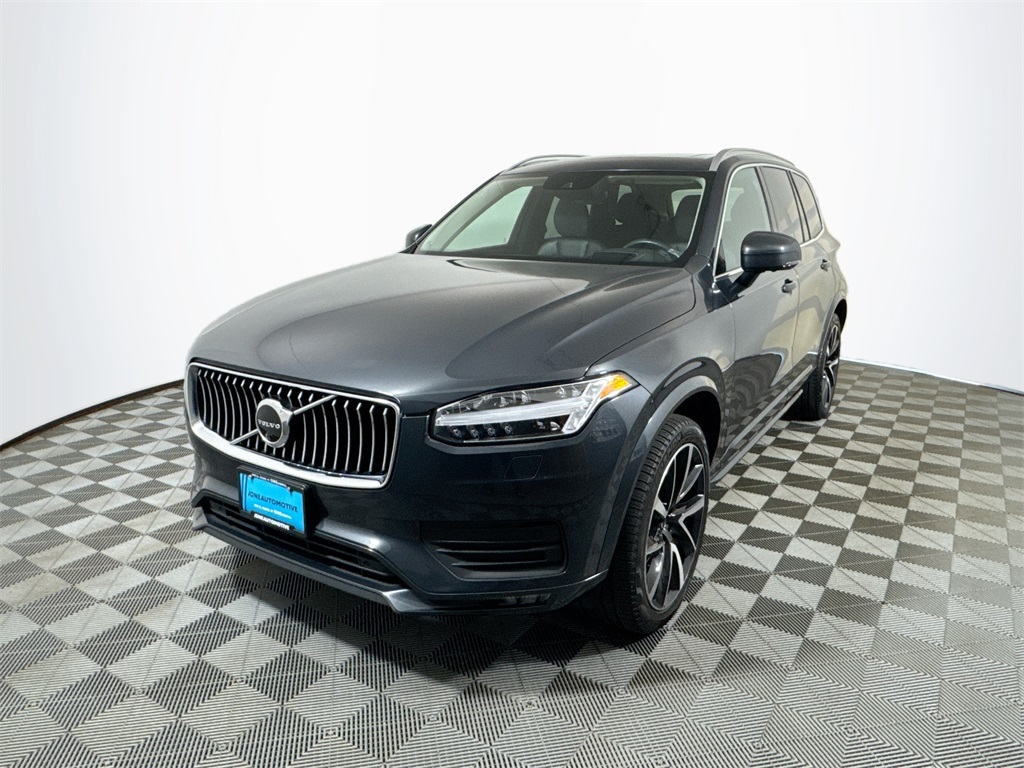 2022 Volvo XC90 Momentum's photo
