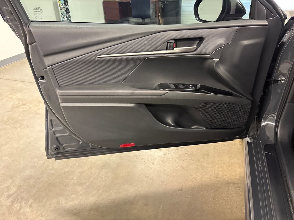 2025 Toyota Camry SE photo 13