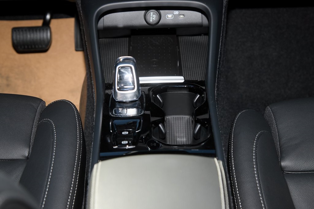 2025 VOLVO XC40 - Image 26