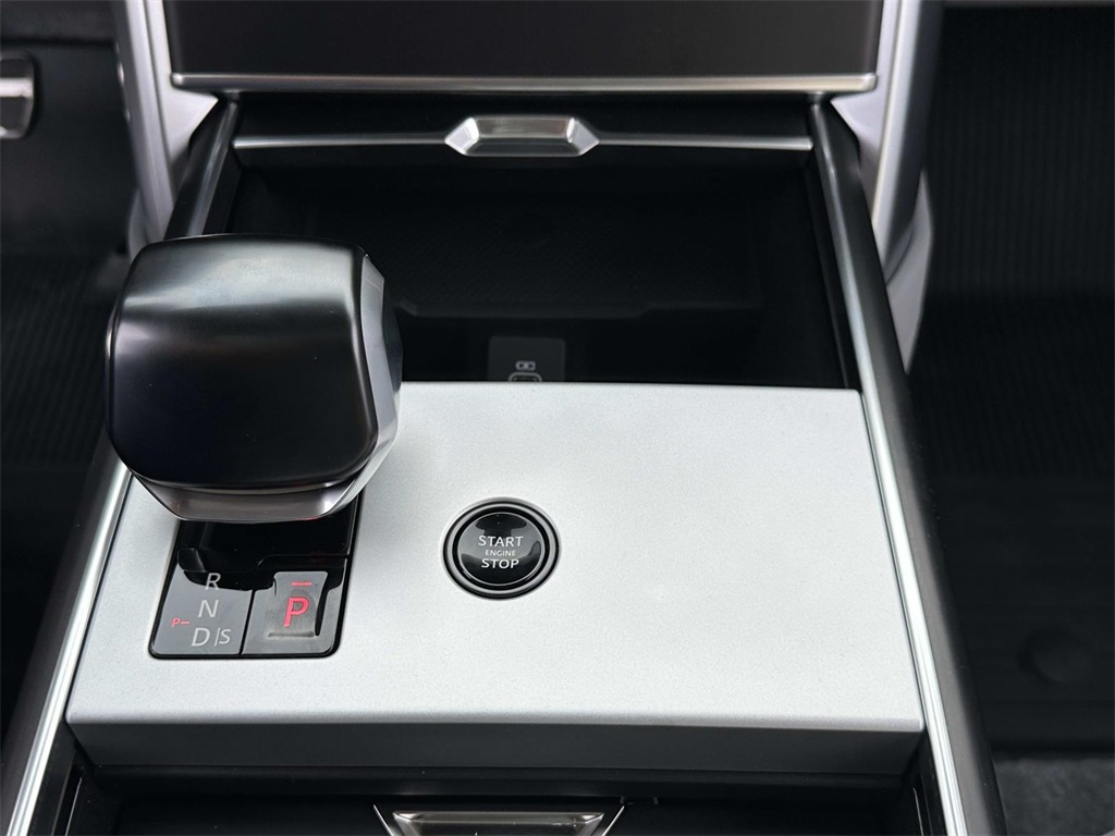 2025 Land Rover Range Rover SV photo 4