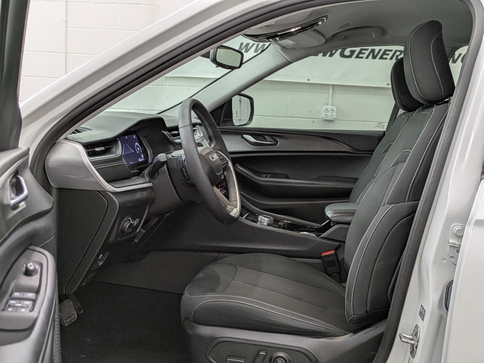 2023 Jeep Grand Cherokee Laredo Altitude photo 3