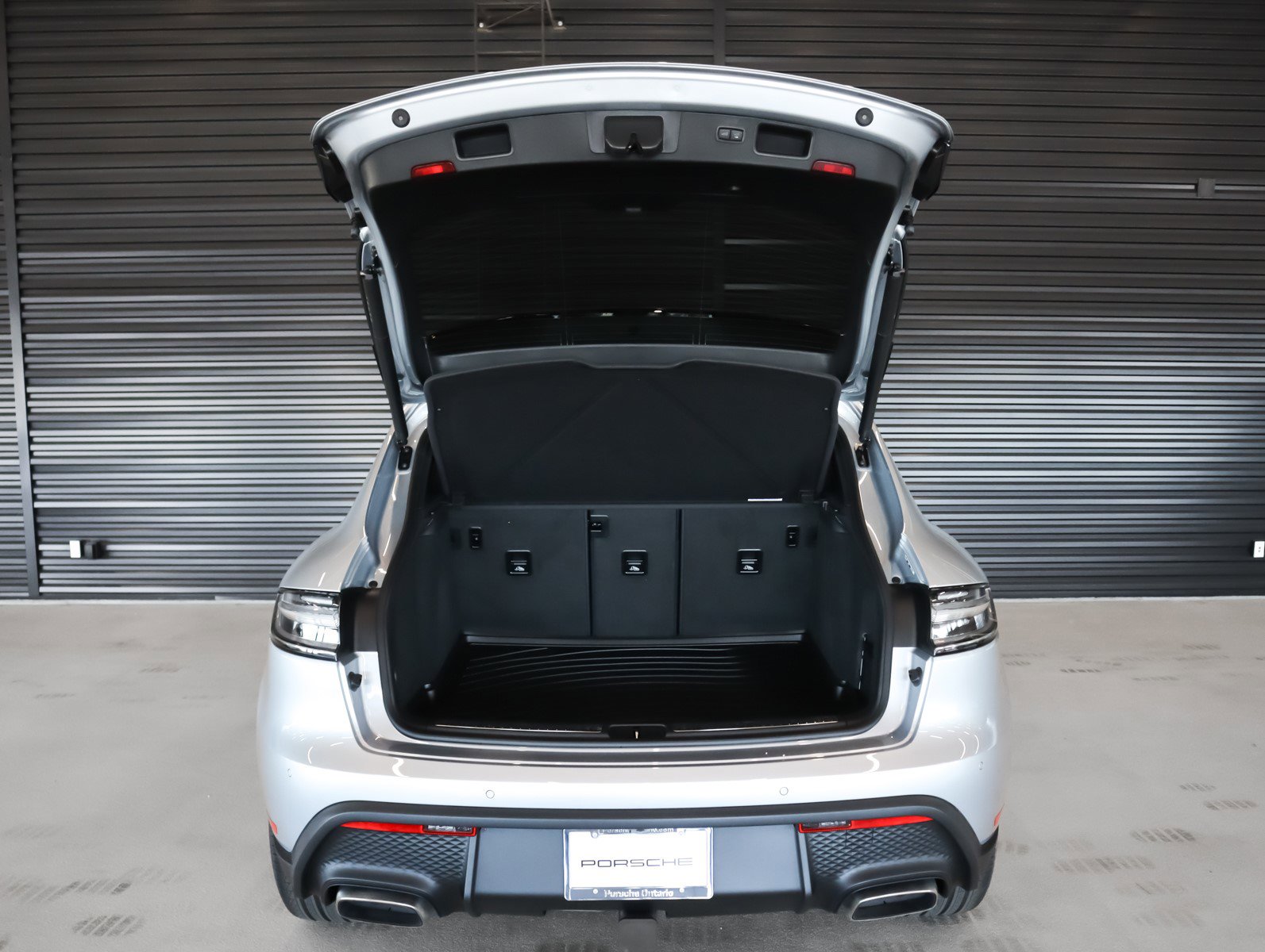 2025 Porsche Macan T photo 28