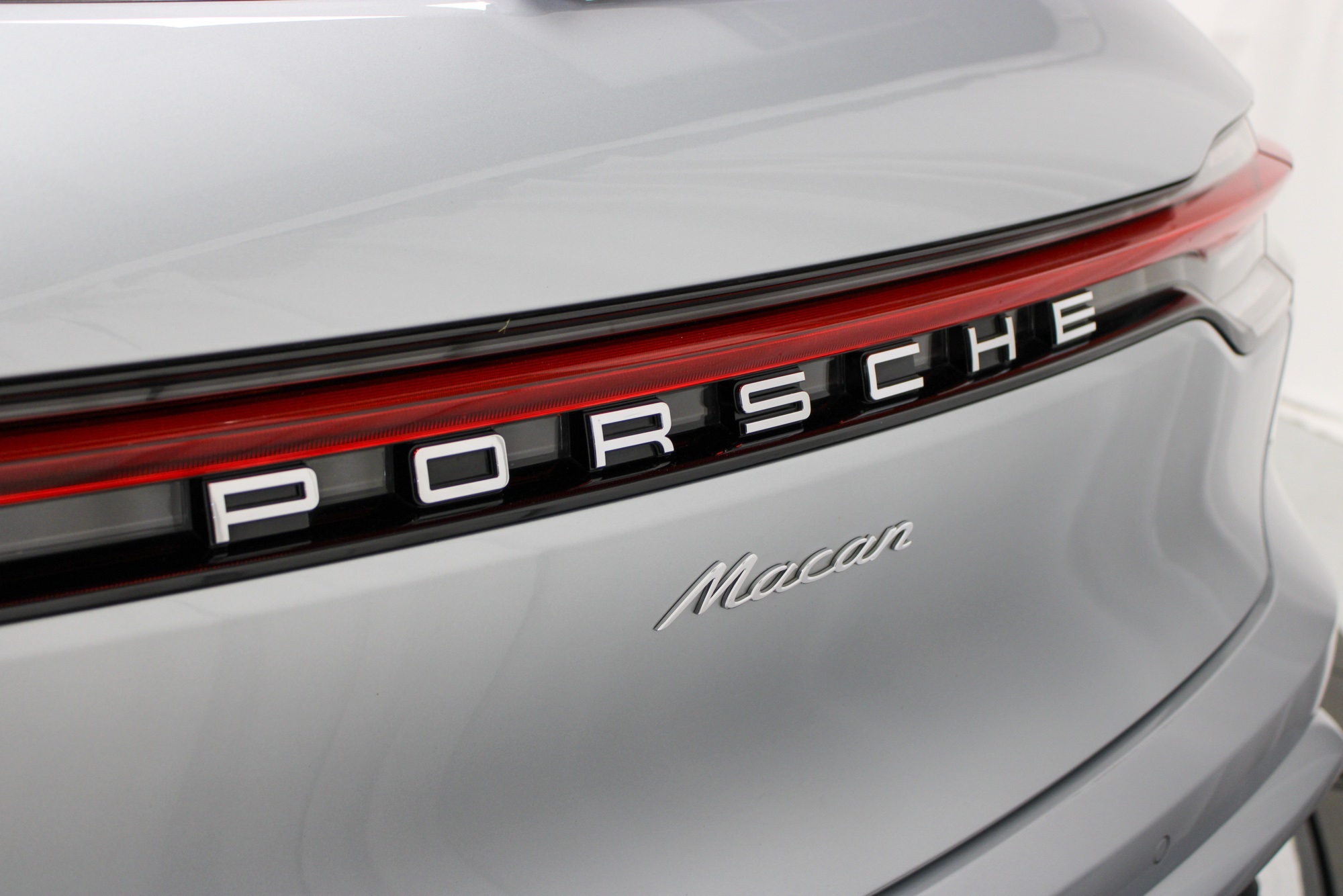 2025 Porsche Macan Base photo 14