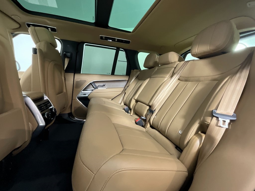 2025 Land Rover Range Rover SE photo 4