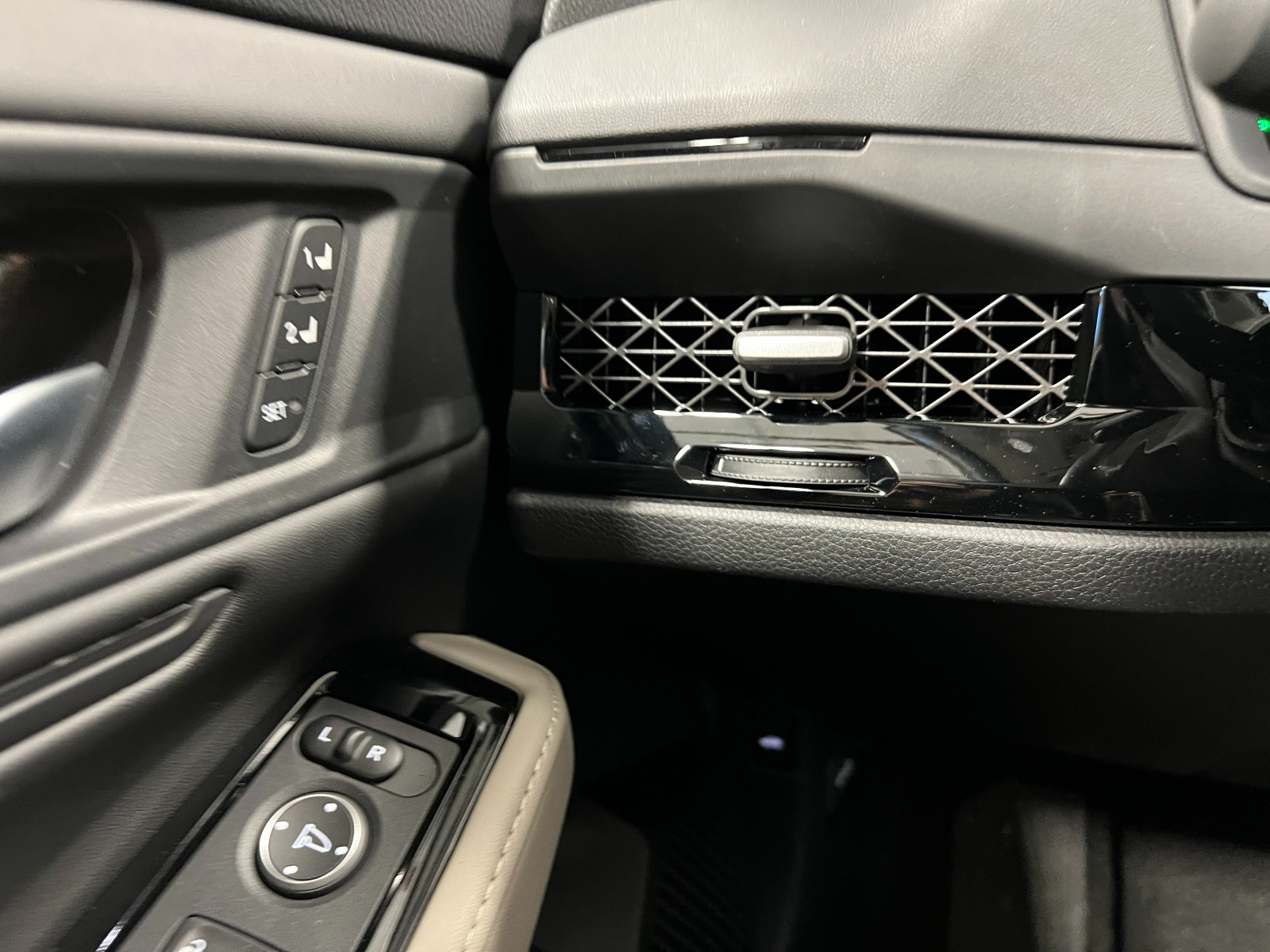 2025 Honda Accord Hybrid Touring photo 17