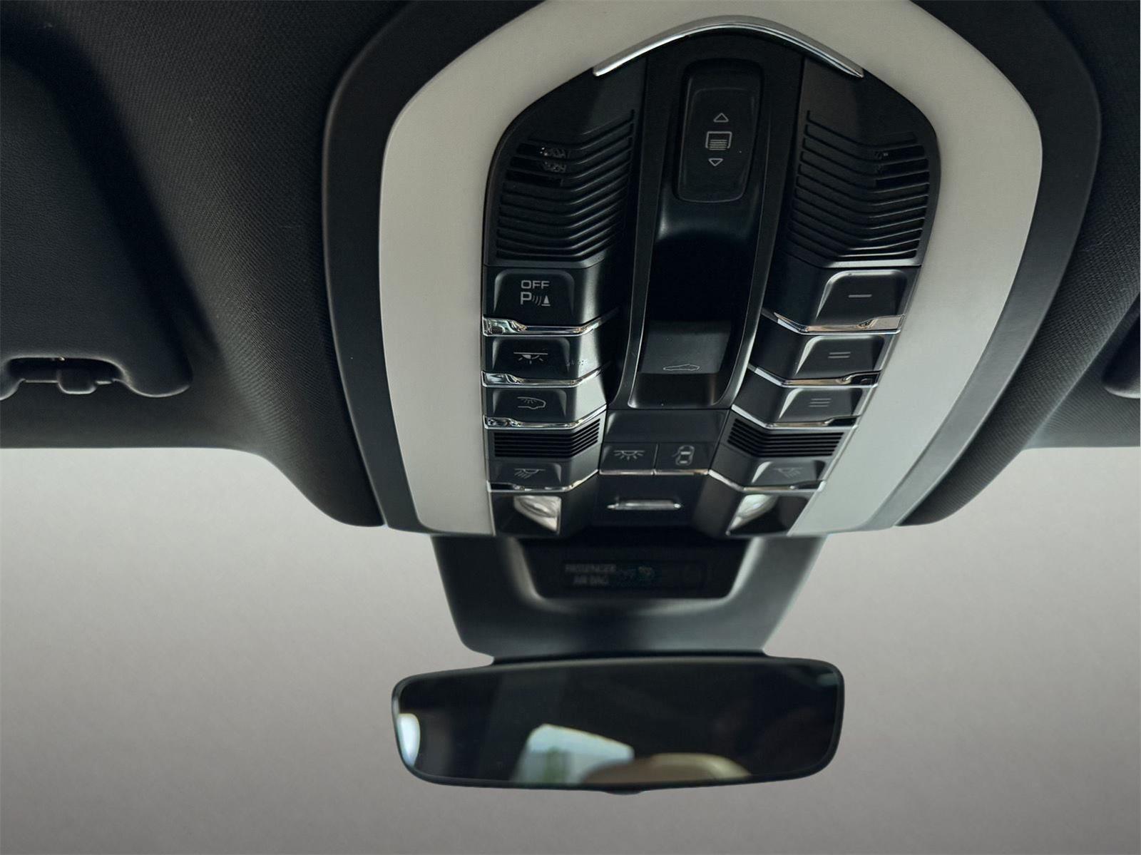 2021 Porsche Macan Base photo 54
