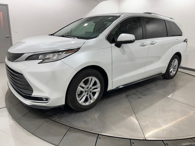 2022 Toyota Sienna Limited's photo