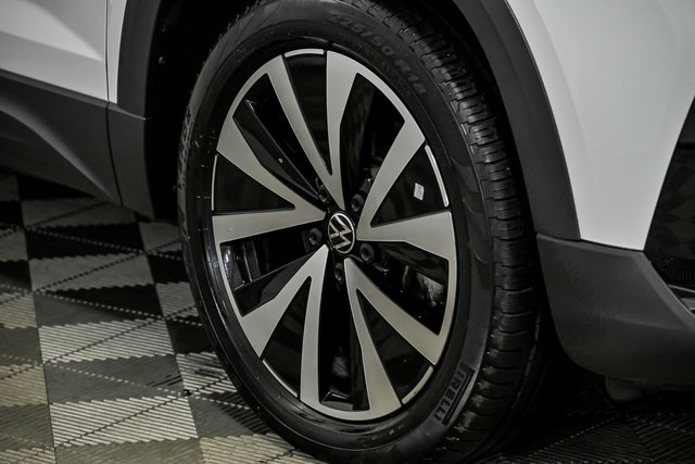 2023 Volkswagen Taos SE photo 4