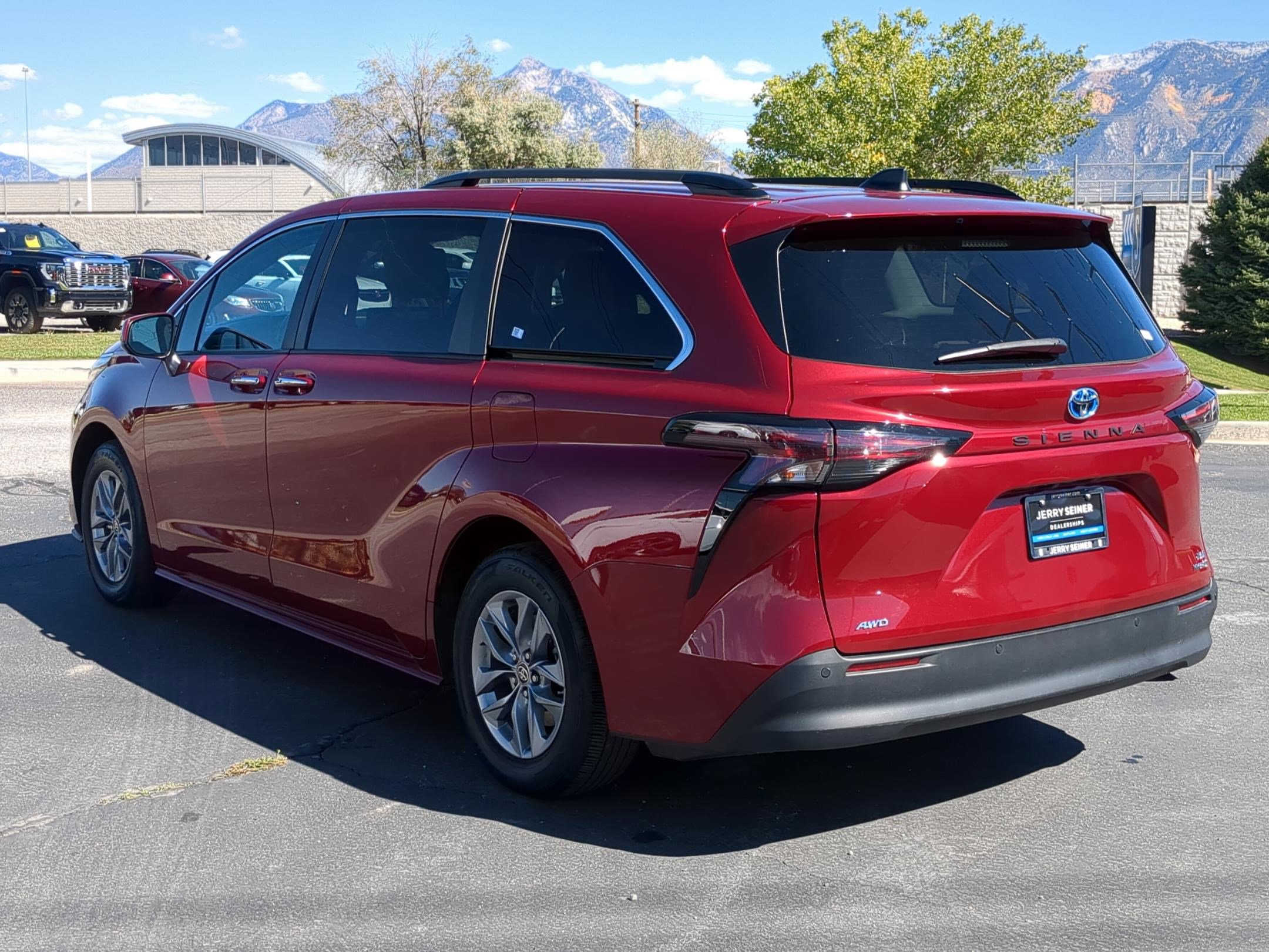 2023 Toyota Sienna XLE photo 3