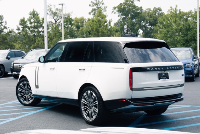 2023 Land Rover Range Rover SE photo 8