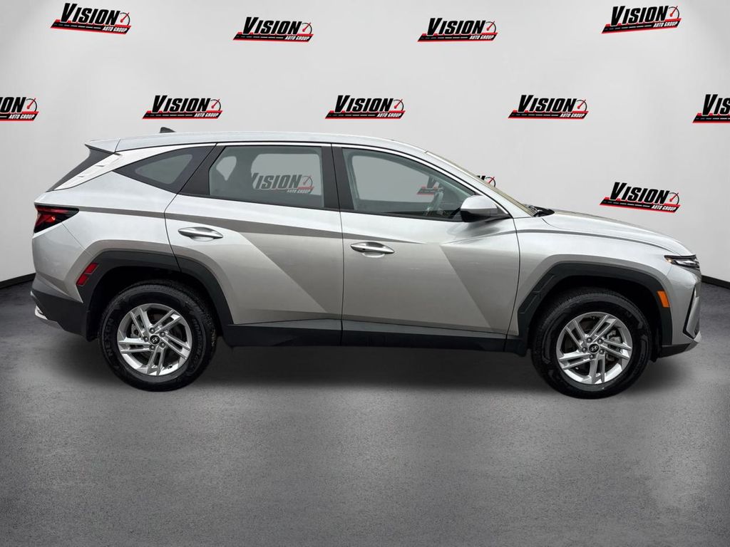 2025 Hyundai Tucson SE photo 4
