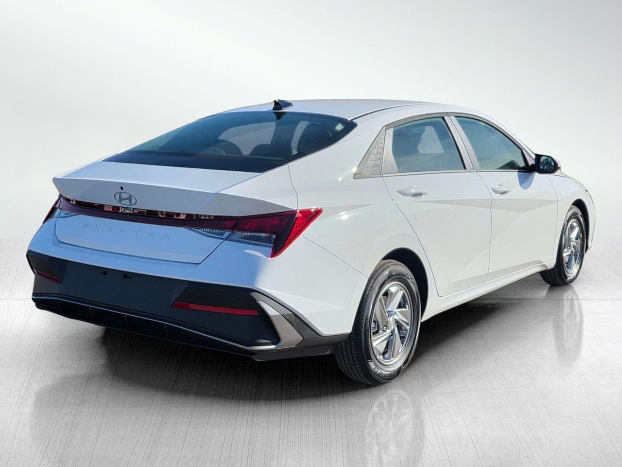 2026 Hyundai Elantra SE photo 4