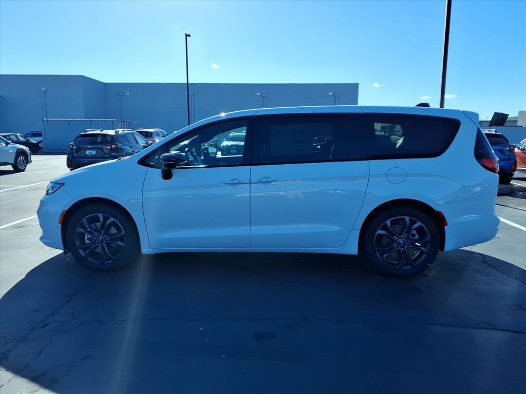 2026 Chrysler Pacifica photo 3