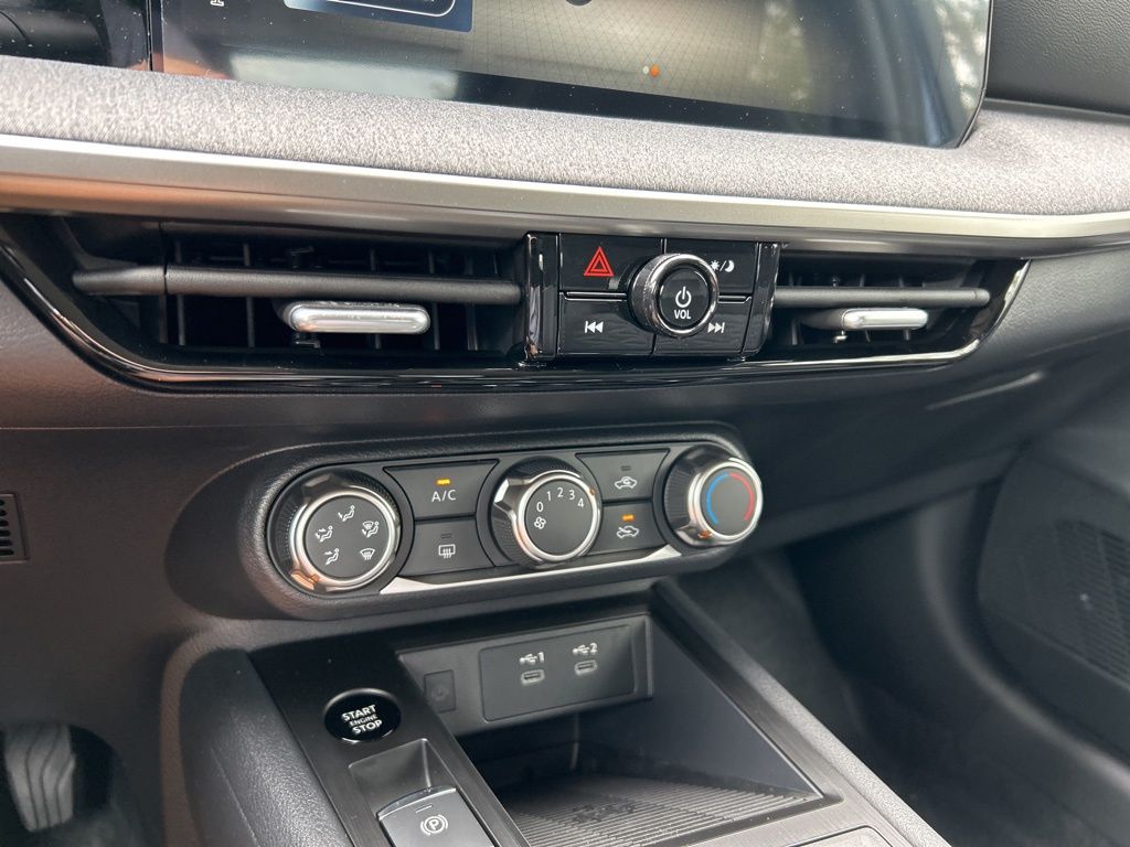 2025 Nissan Kicks SV photo 25
