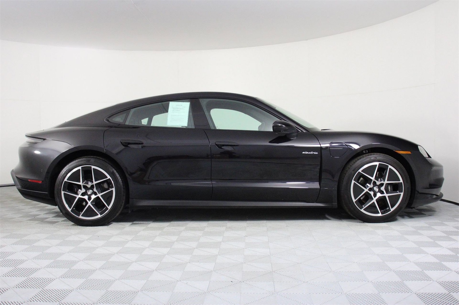 2025 Porsche Taycan photo 8