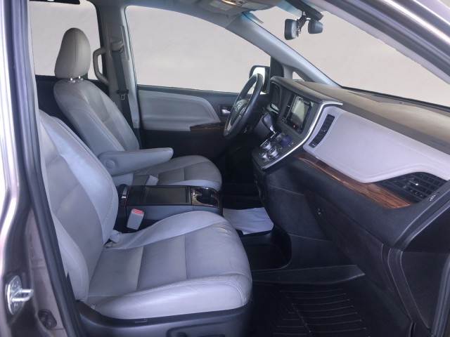 2016 Toyota Sienna Limited Premium photo 14
