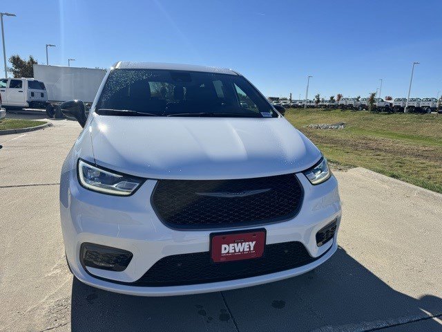 2026 Chrysler Pacifica photo 2