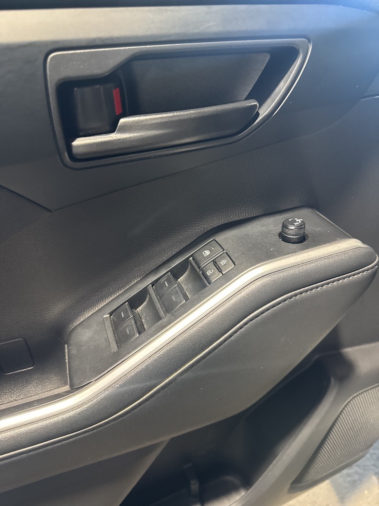 2022 Toyota Highlander LE photo 26