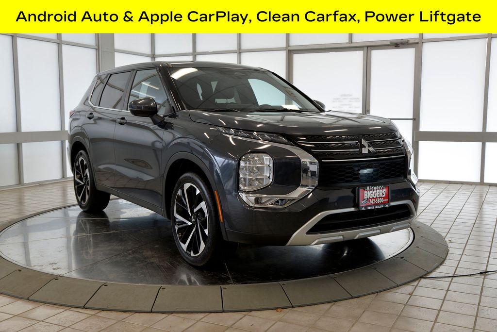 2024 Mitsubishi Outlander SE's photo