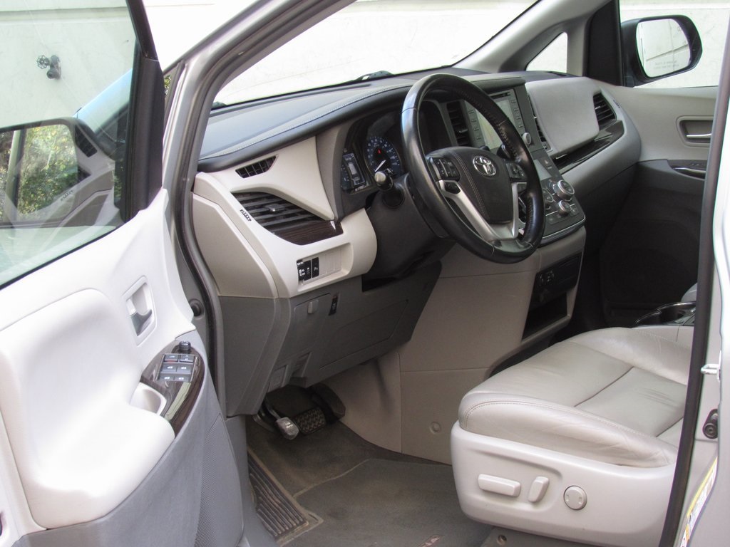 2018 Toyota Sienna XLE photo 8