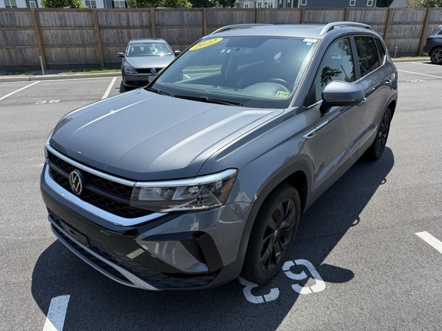 2022 Volkswagen Taos SE photo 2