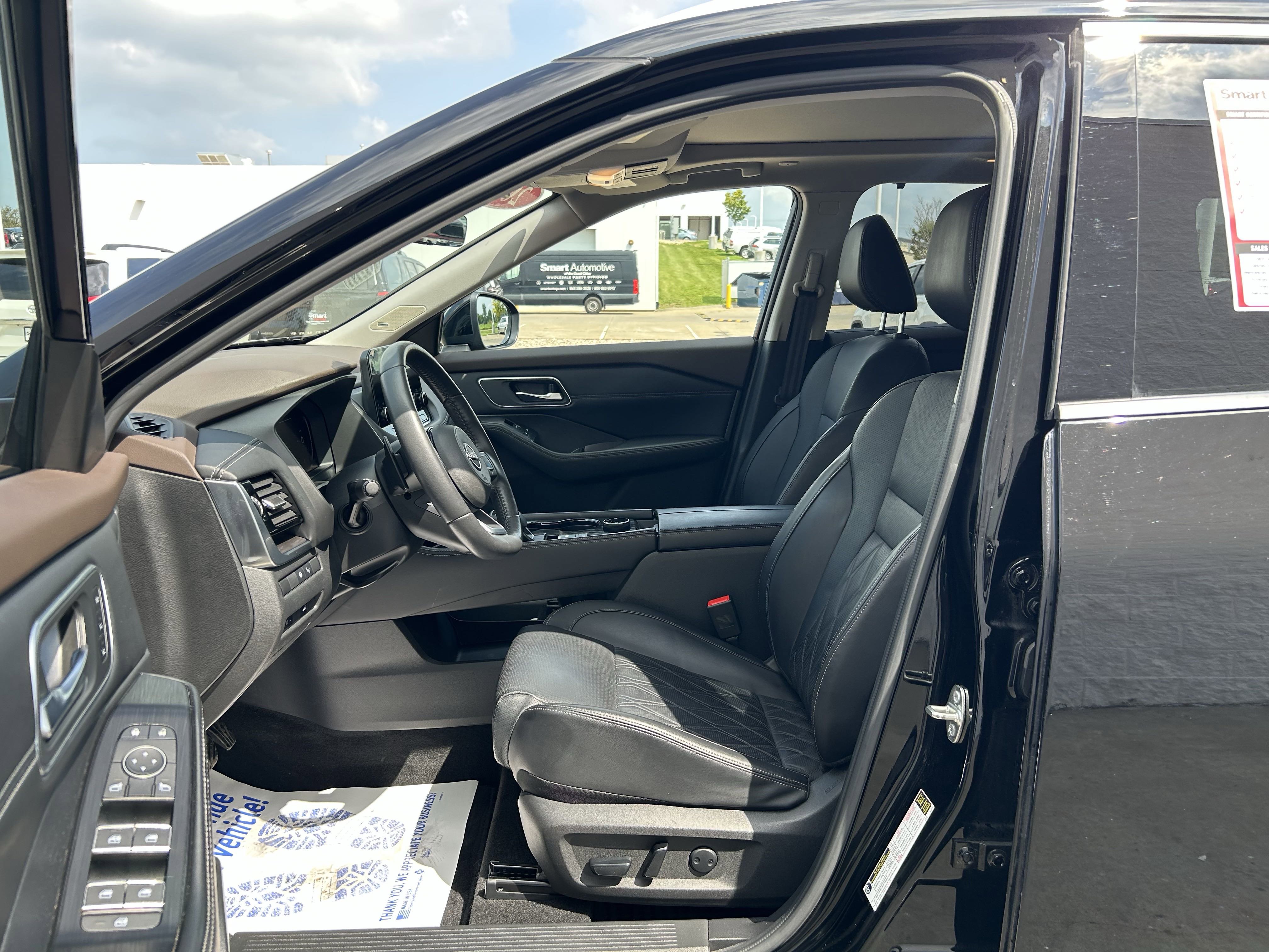 2023 Nissan Rogue Platinum photo 3