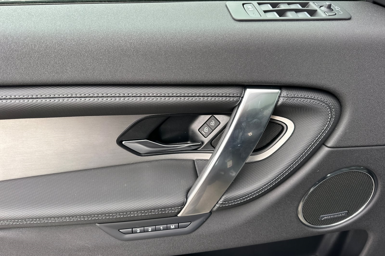 2025 Land Rover Discovery Sport Dynamic SE photo 10