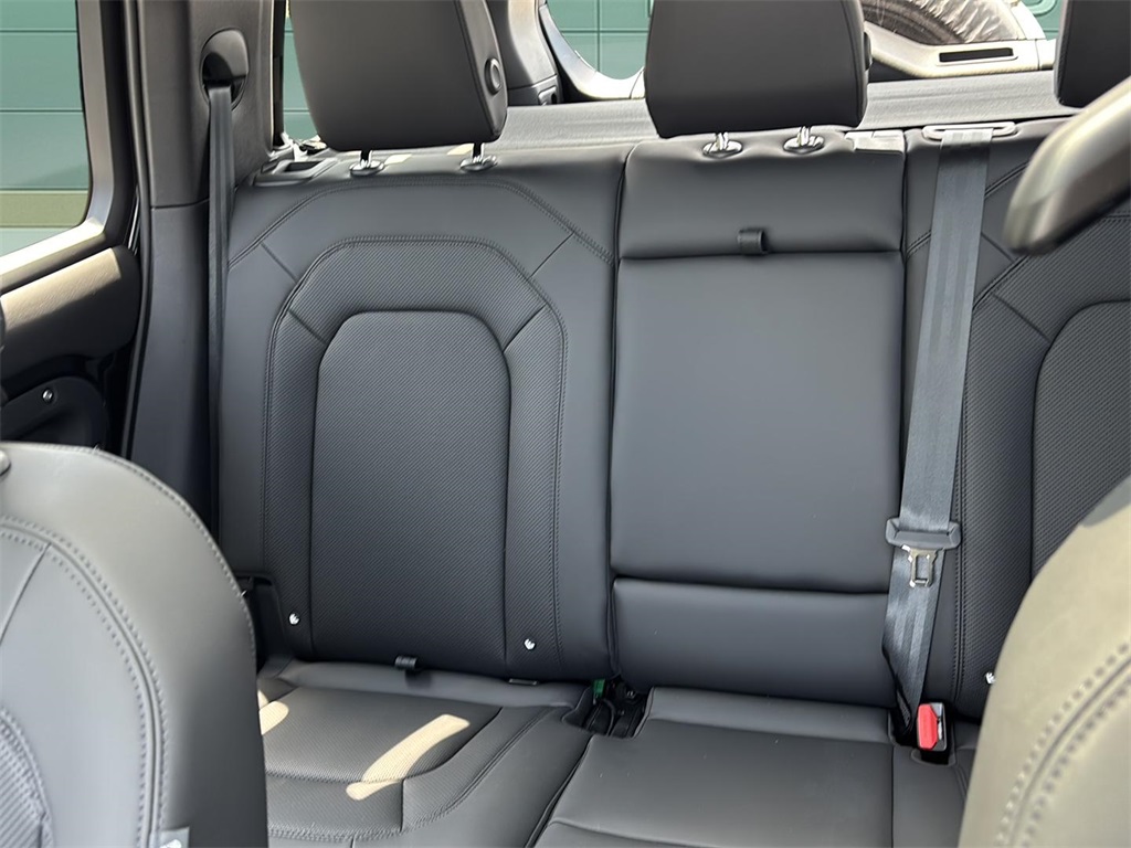 2025 Land Rover Defender 110 X-Dynamic SE photo 8