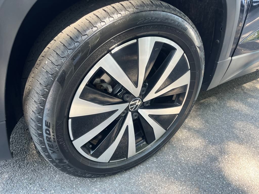 2022 Volkswagen Taos SE photo 2