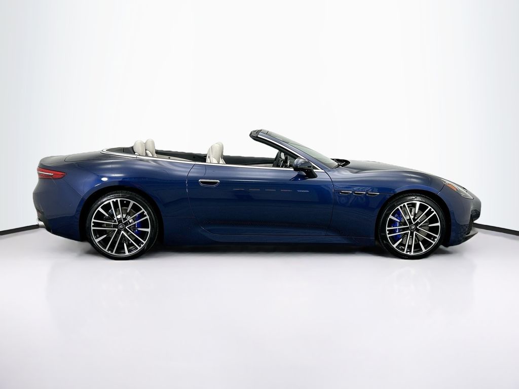 2026 Maserati Grancabrio Base photo 4