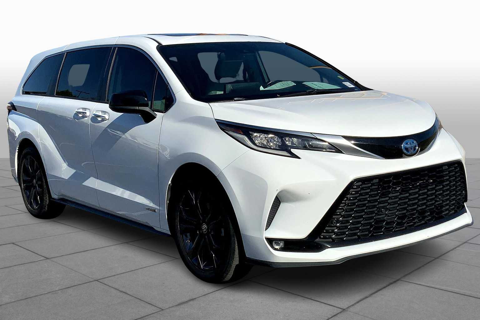 2021 Toyota Sienna XSE photo 2