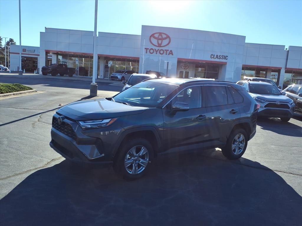 2024 Toyota RAV4 XLE's photo
