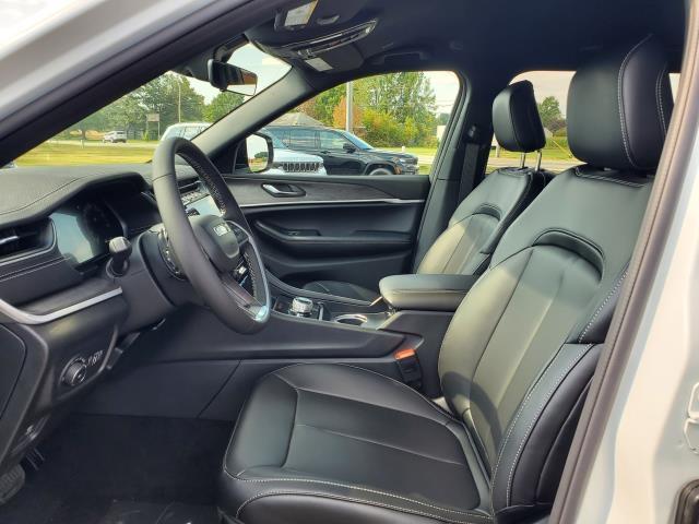 2025 Jeep Grand Cherokee Limited photo 3