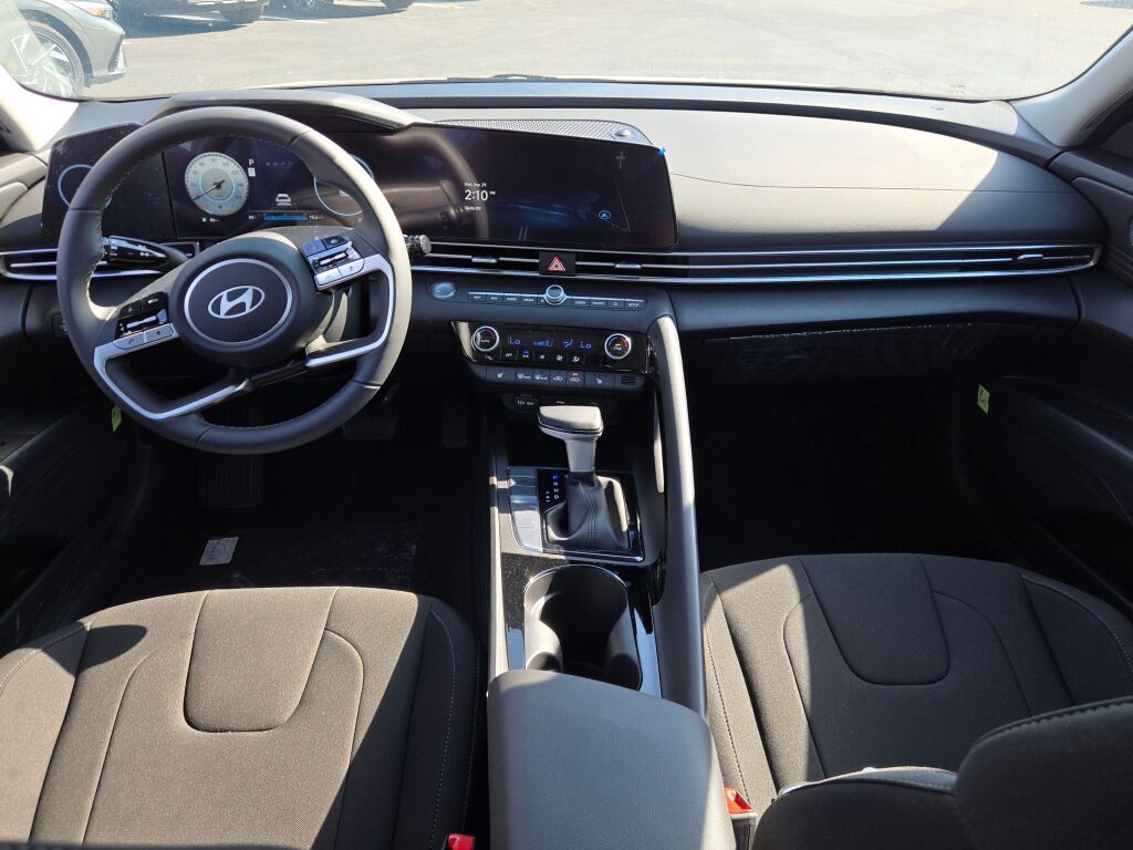 2025 Hyundai Elantra SEL Convenience photo 17