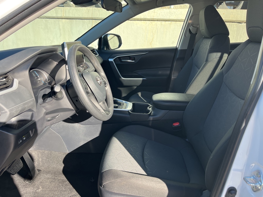 2025 Toyota RAV4 Hybrid XLE photo 4