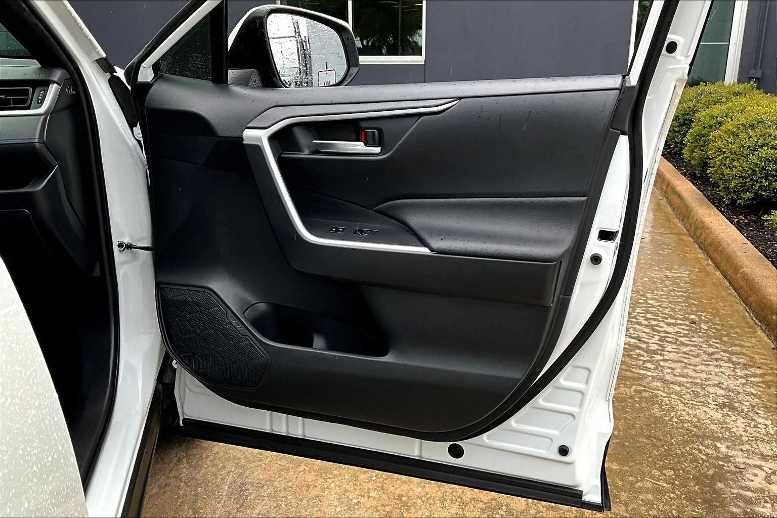 2024 Toyota RAV4 Hybrid SE photo 21