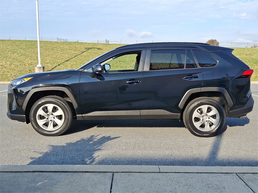 2021 Toyota RAV4 LE photo 3