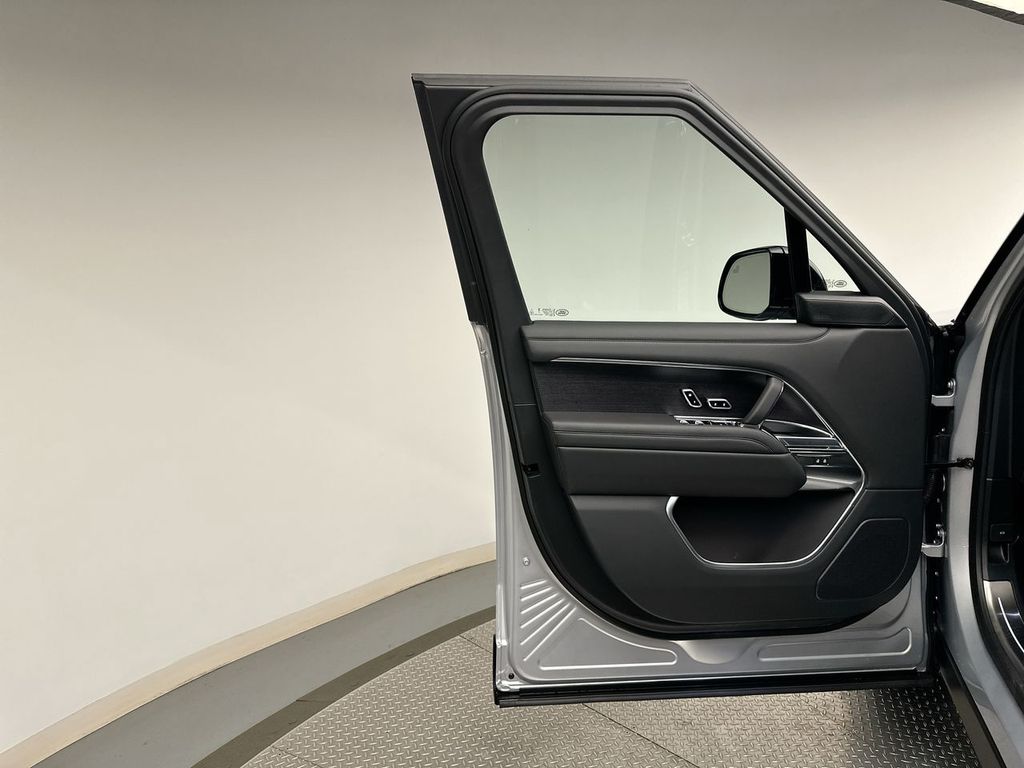 2025 Land Rover Range Rover SE photo 7