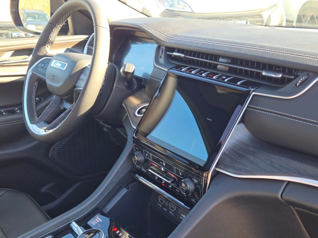 2025 Jeep Grand Cherokee Limited photo 2