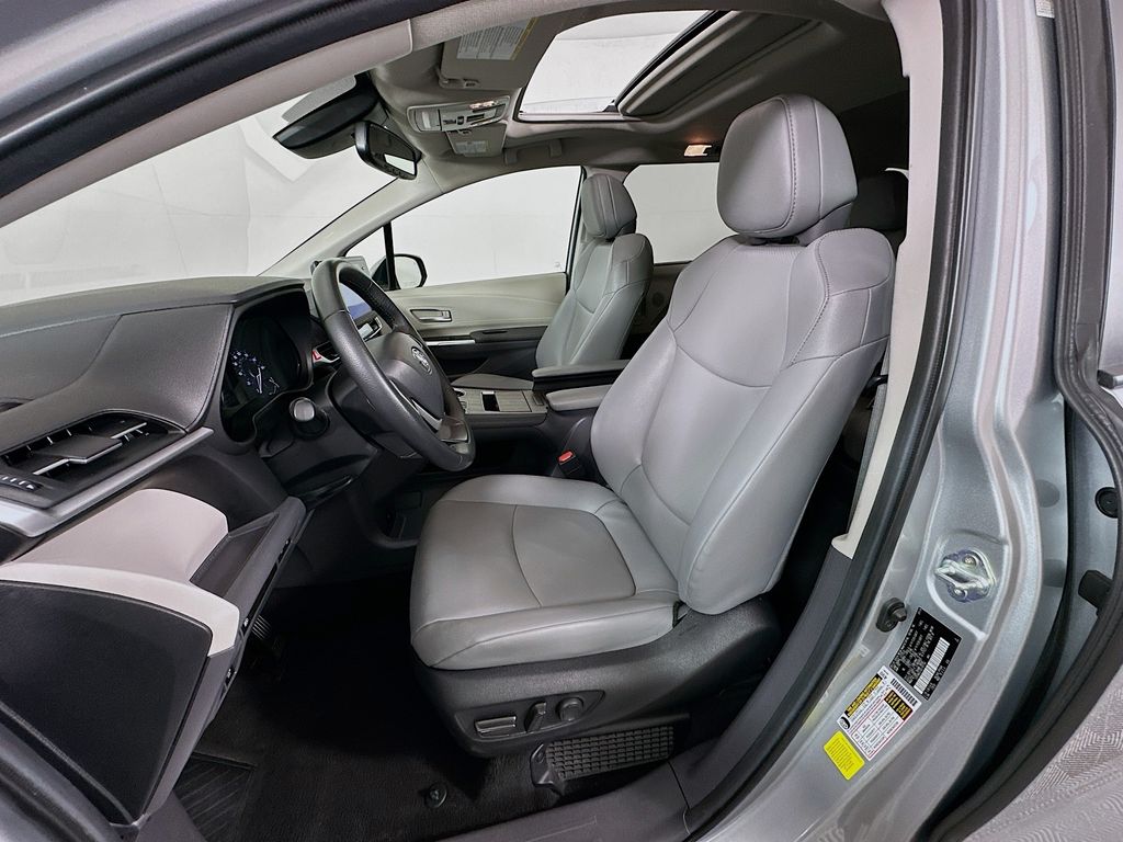 2024 Toyota Sienna XLE photo 20