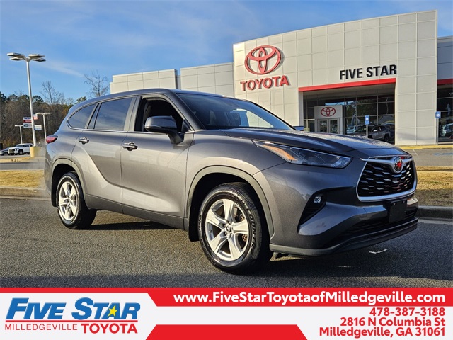 2023 Toyota Highlander LE's photo