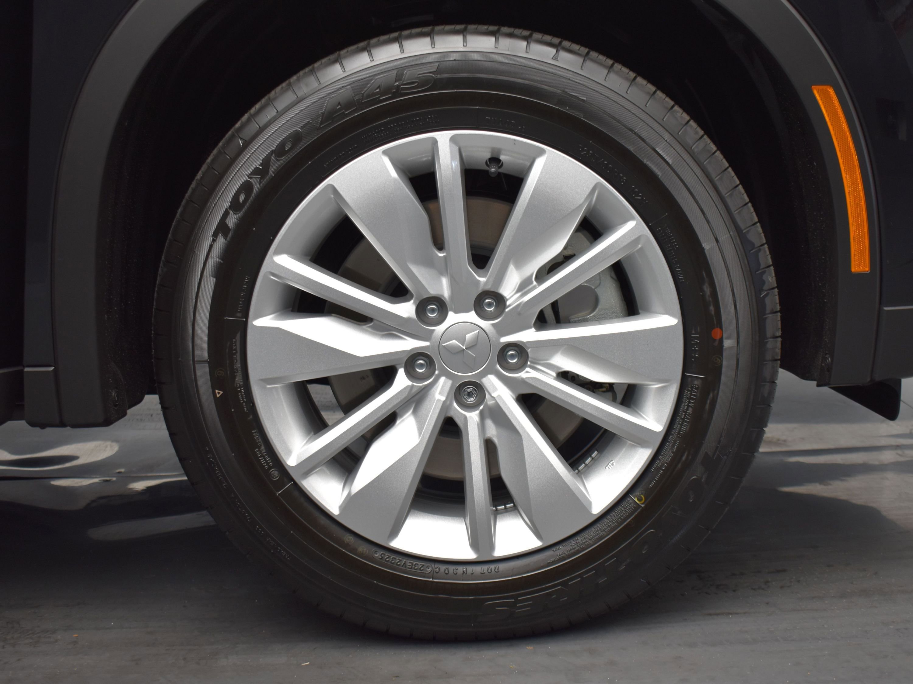 2025 Mitsubishi Outlander ES photo 4