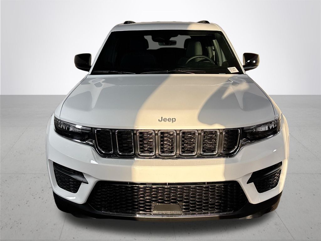 2025 Jeep Grand Cherokee Laredo photo 3