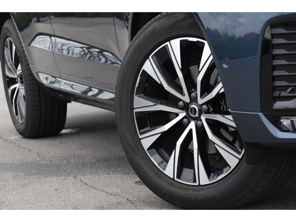 2024 Volvo XC60 B5 Plus photo 2