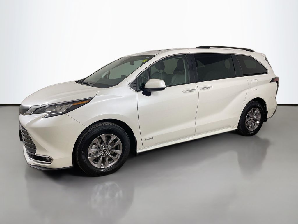 2021 Toyota Sienna XLE photo 4