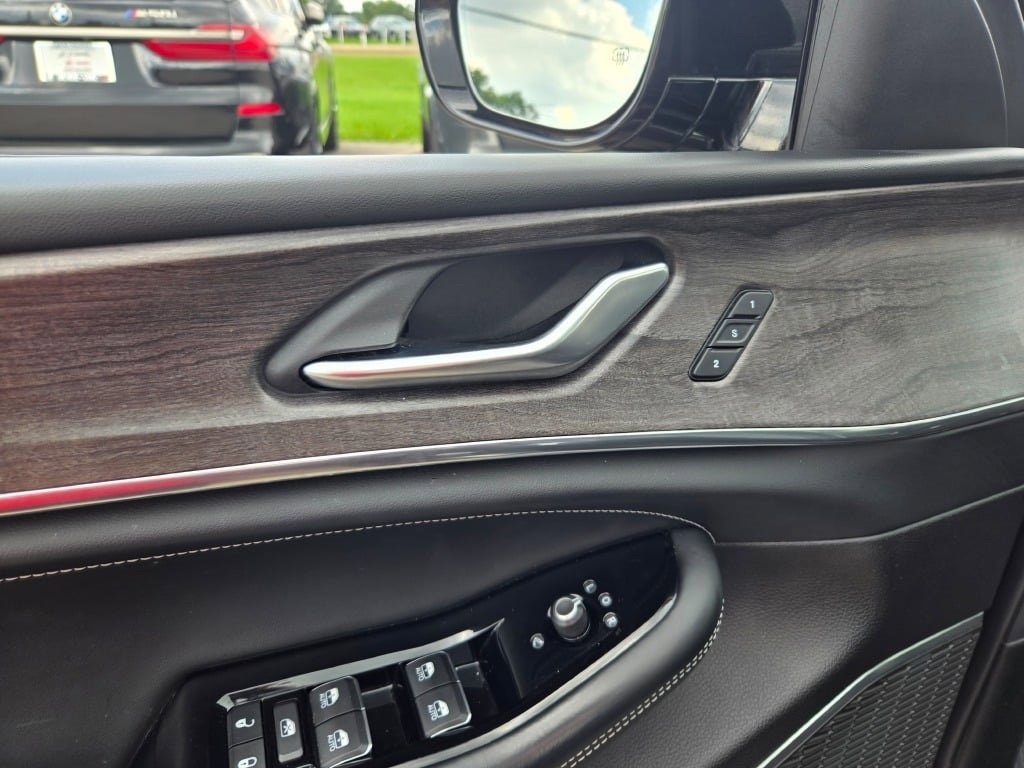 2022 Jeep Grand Cherokee Overland photo 14