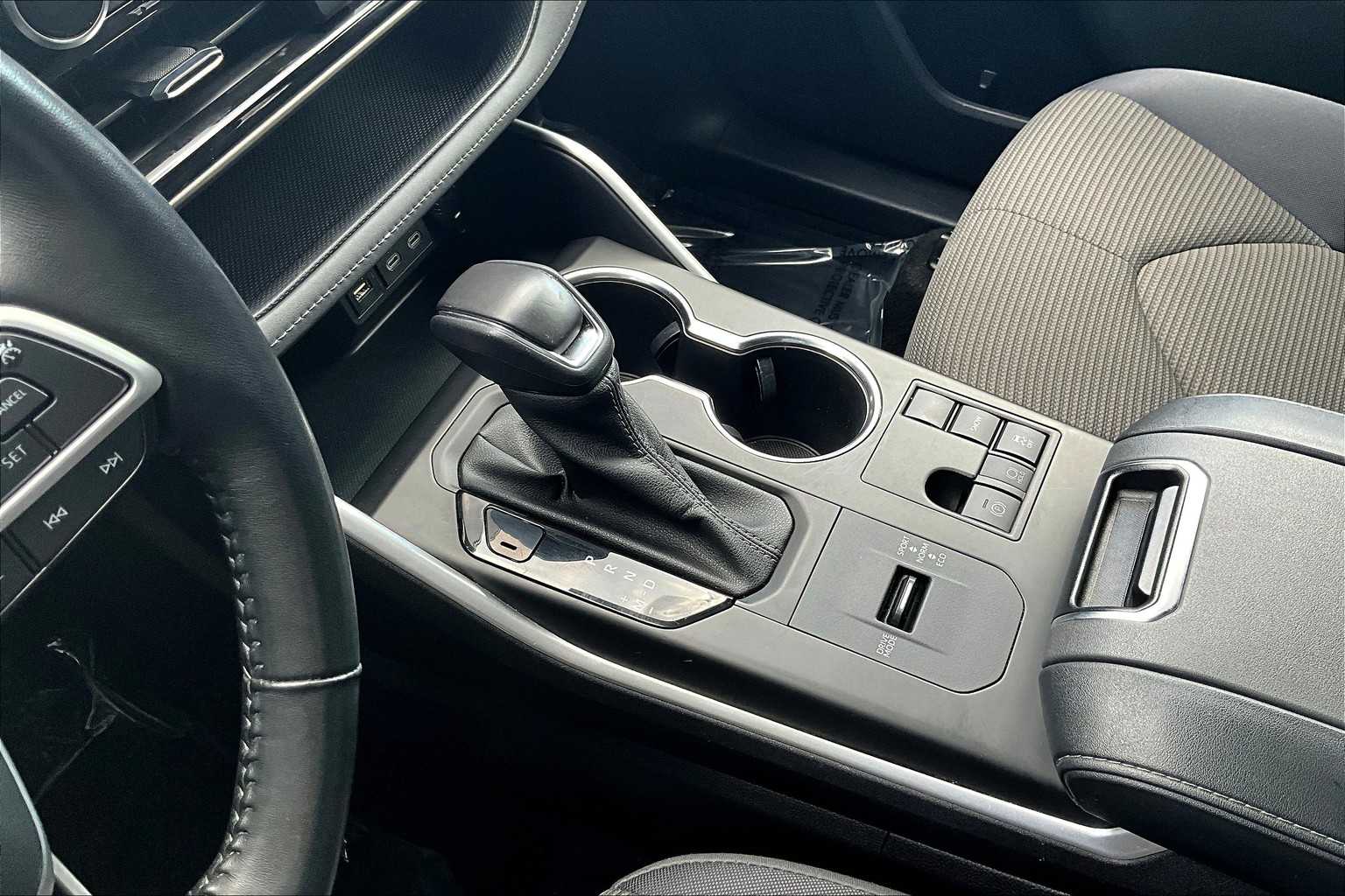 2023 Toyota Highlander LE photo 15