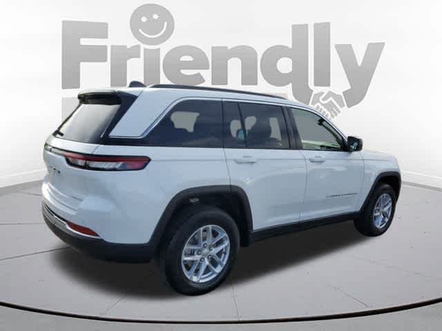 2025 Jeep Grand Cherokee Laredo photo 4