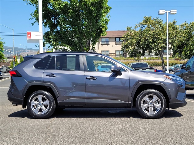2022 Toyota RAV4 XLE photo 2